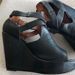 Elizabeth and James blk platform shoe  size 8